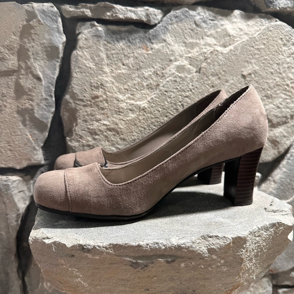 Croft & Barrow Taupe Suede Heels